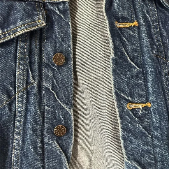 Male Vintage Denim Cotton Jacket w/ Muti Pockets for Storage and Button Closure. - Picture 6 of 7